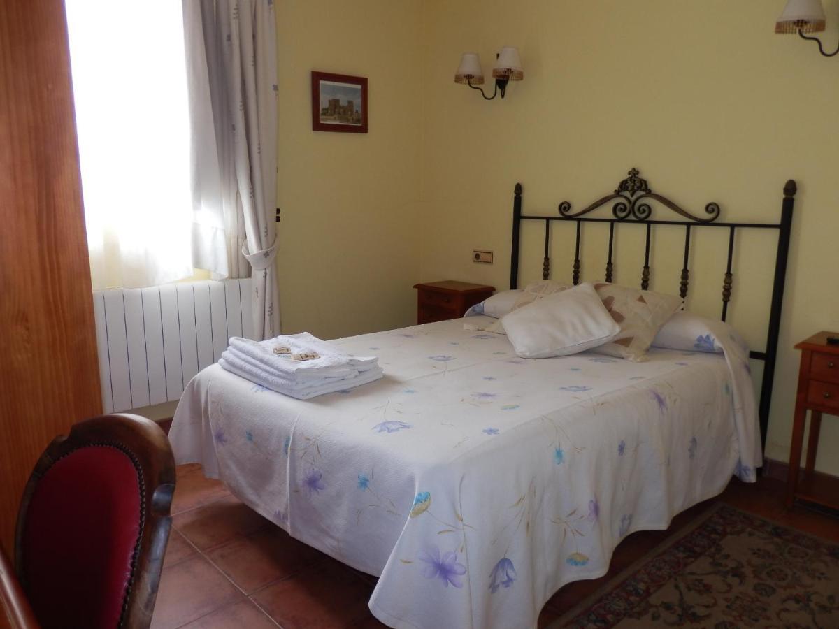 Apartamentos Turisticos Villa Y Corte Ampudia Екстериор снимка