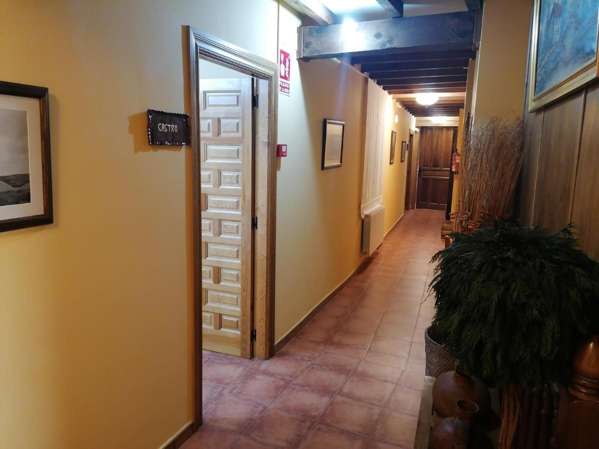 Apartamentos Turisticos Villa Y Corte Ampudia Екстериор снимка