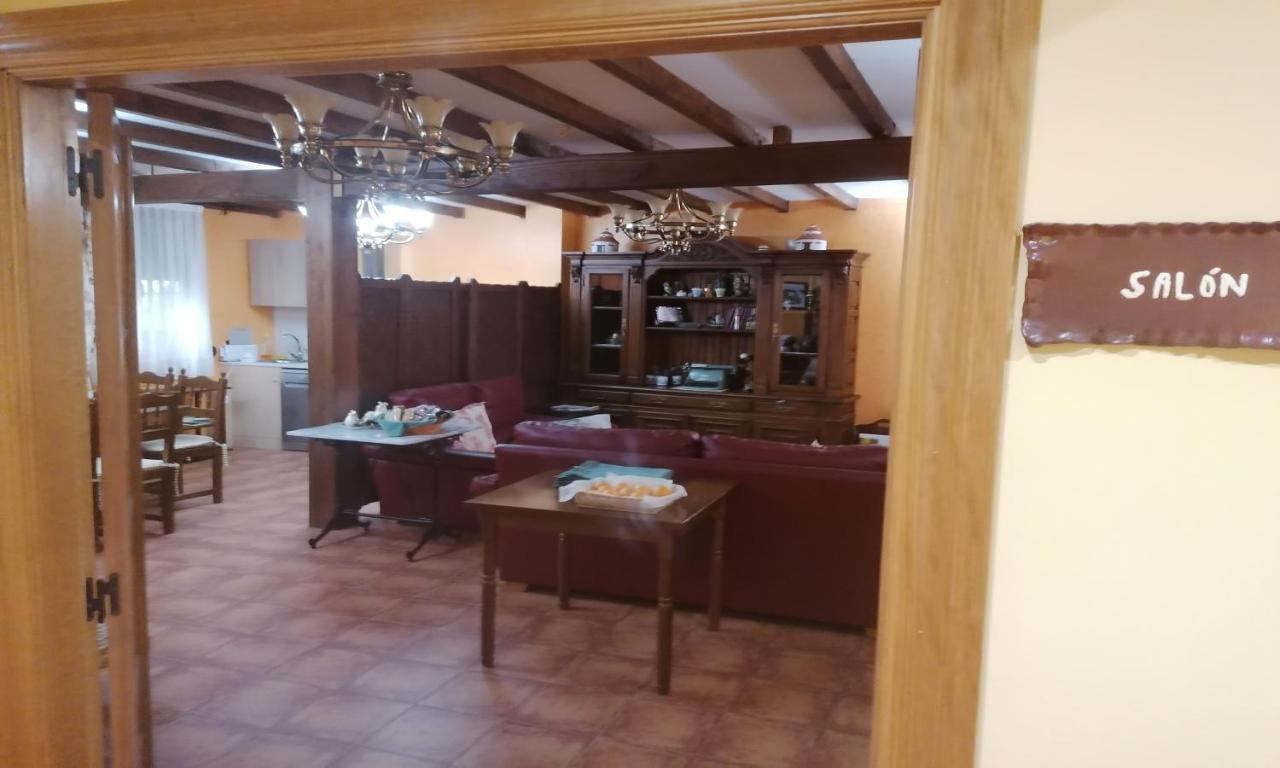 Apartamentos Turisticos Villa Y Corte Ampudia Екстериор снимка