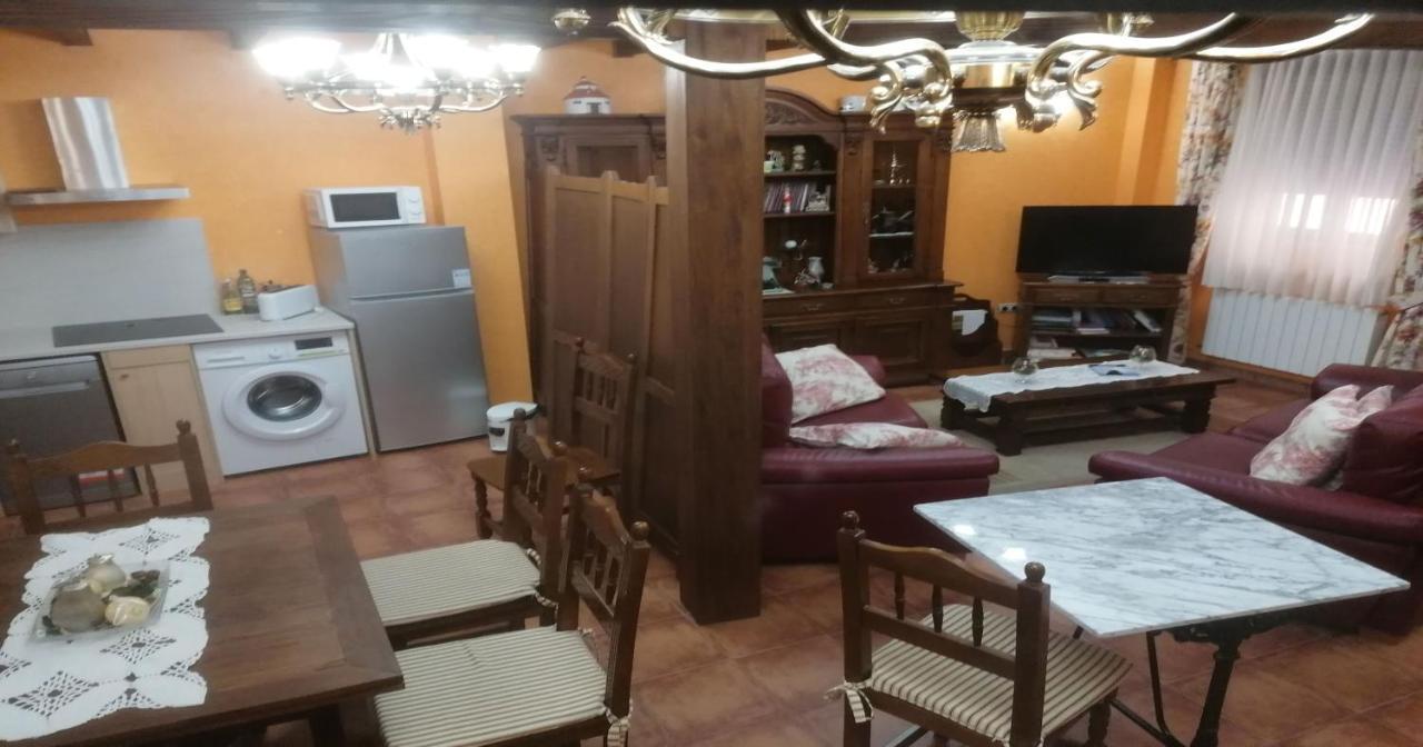 Apartamentos Turisticos Villa Y Corte Ampudia Екстериор снимка