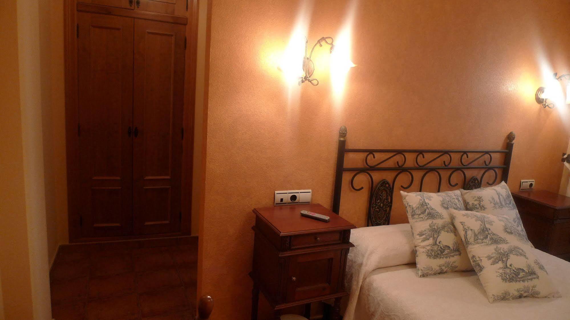 Apartamentos Turisticos Villa Y Corte Ampudia Екстериор снимка