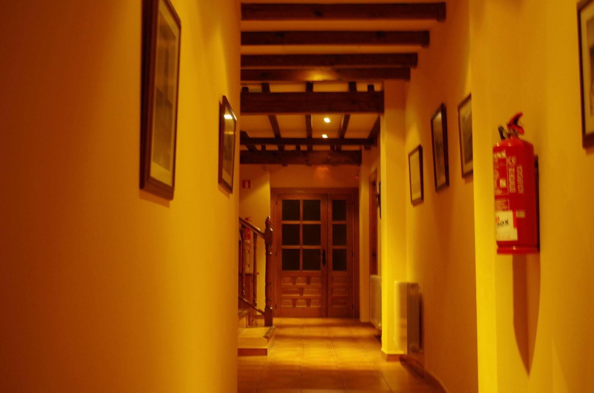 Apartamentos Turisticos Villa Y Corte Ampudia Екстериор снимка