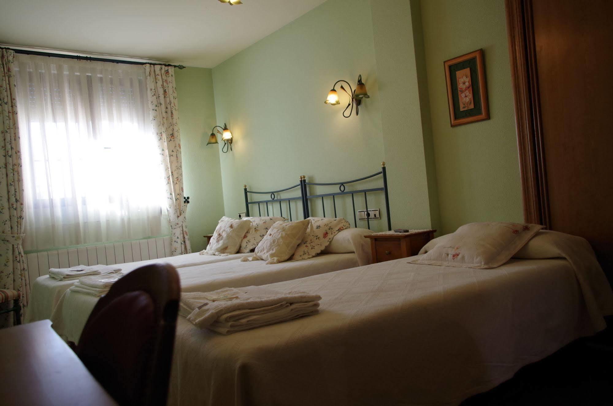 Apartamentos Turisticos Villa Y Corte Ampudia Екстериор снимка