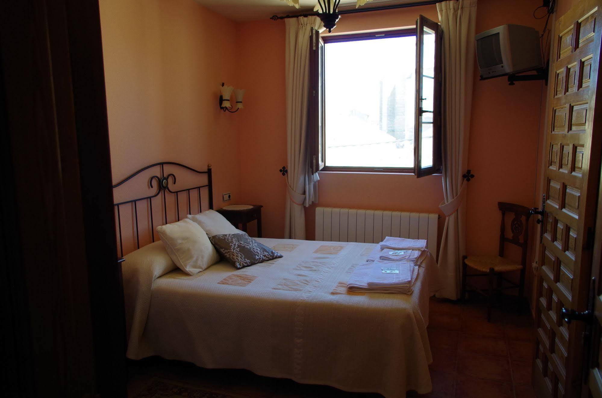Apartamentos Turisticos Villa Y Corte Ampudia Екстериор снимка