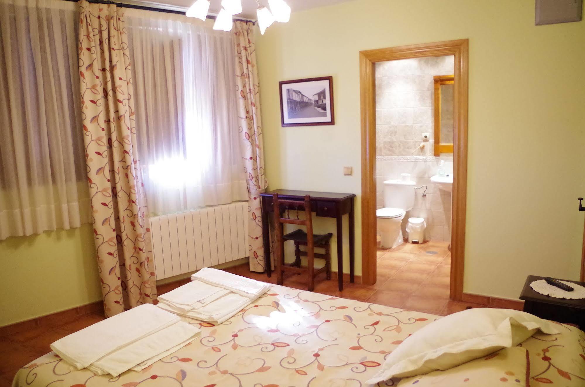 Apartamentos Turisticos Villa Y Corte Ampudia Екстериор снимка