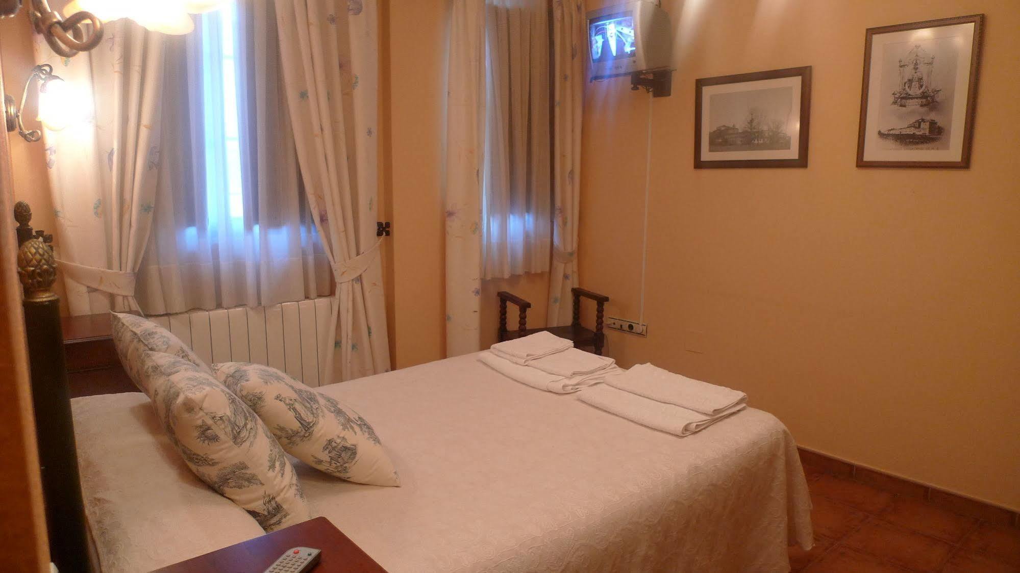 Apartamentos Turisticos Villa Y Corte Ampudia Екстериор снимка