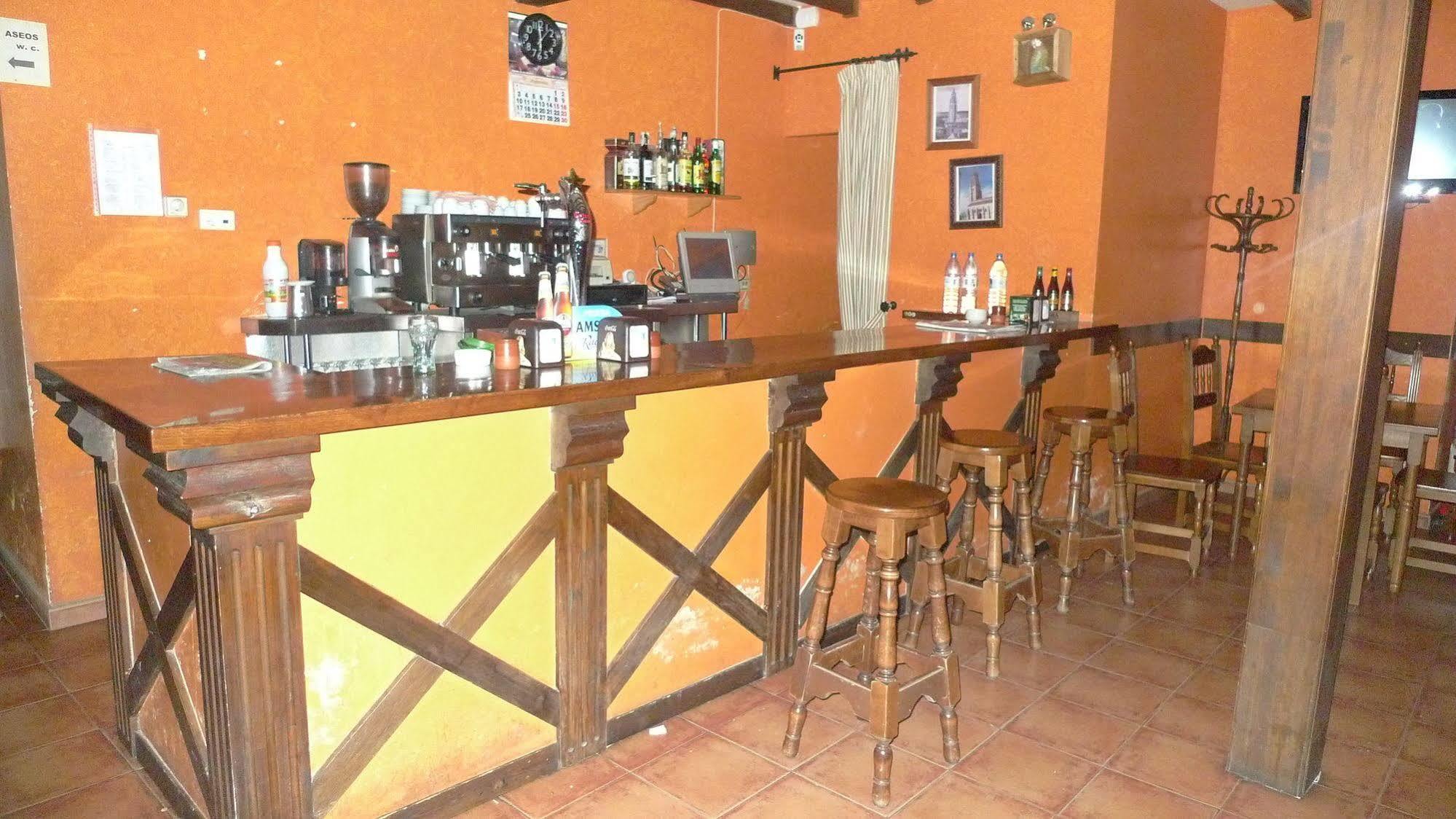 Apartamentos Turisticos Villa Y Corte Ampudia Екстериор снимка