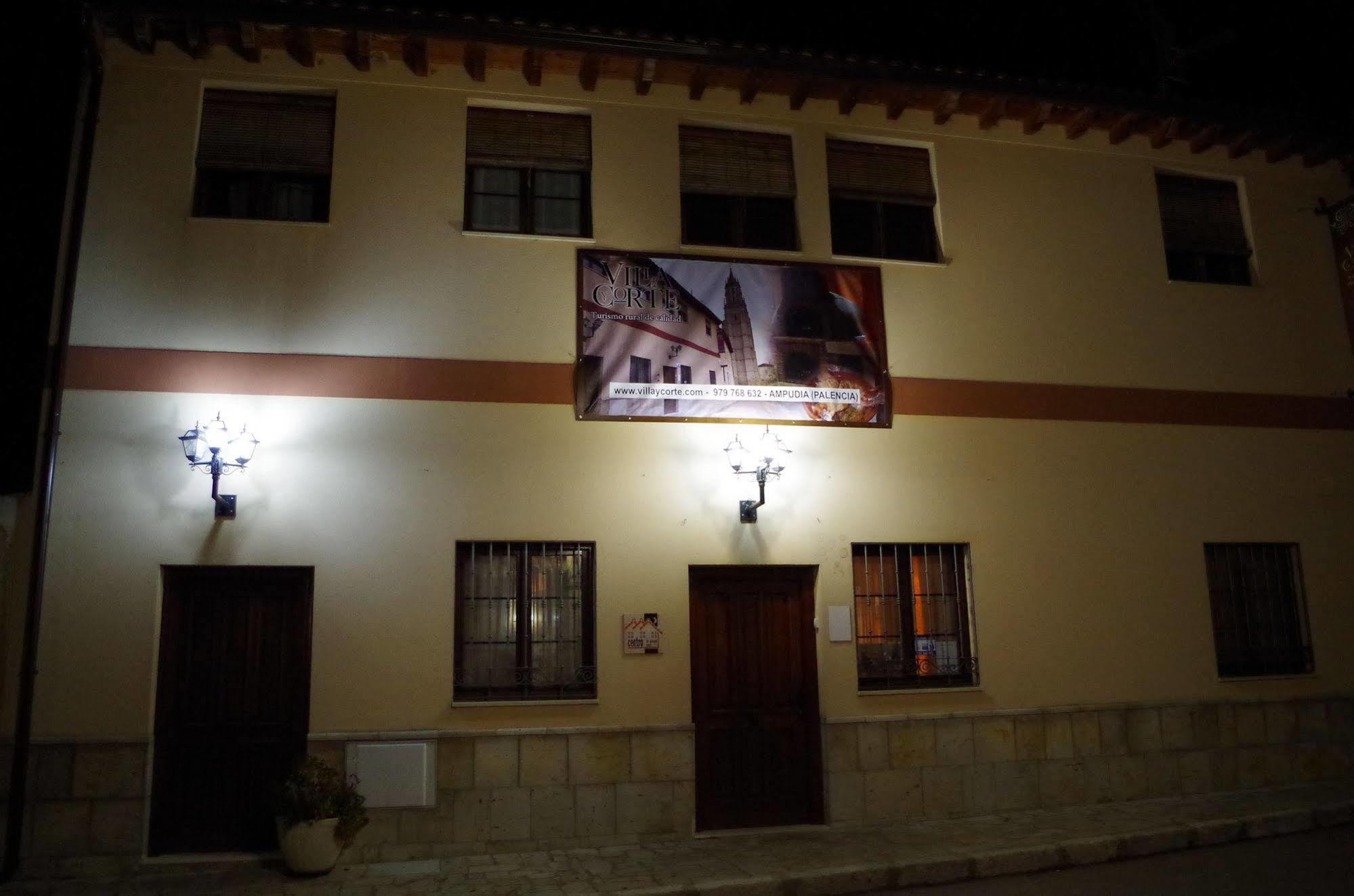 Apartamentos Turisticos Villa Y Corte Ampudia Екстериор снимка