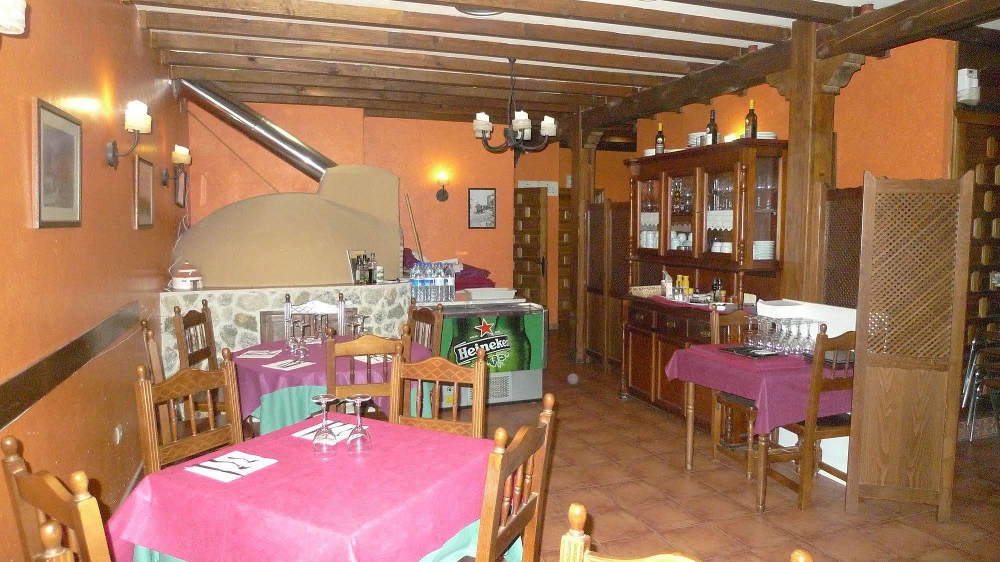 Apartamentos Turisticos Villa Y Corte Ampudia Екстериор снимка